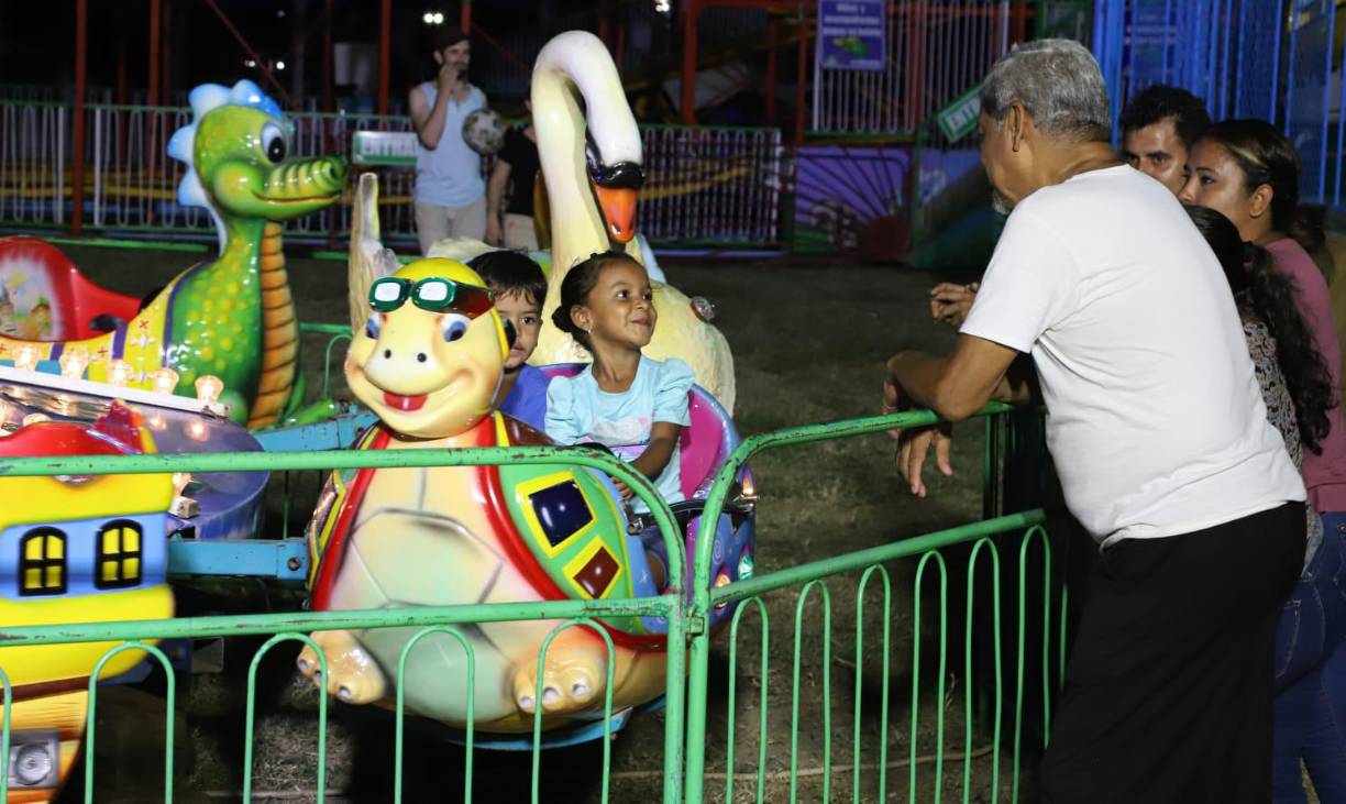El parque de diversiones, este año fue instalado esquina opuesta al estadio Olímpico Metropolitano, en la 33 calle de San Pedro Sula.