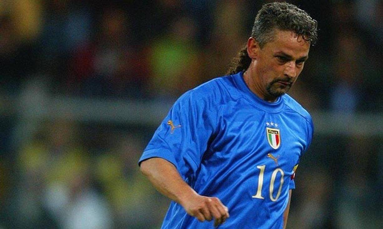 Baggio se encaró con ellos y tras una breve pelea con uno, el asaltante lo golpeó en la cara con la punta de un arma, lo que le causó una herida profunda, y luego el exjugador y su familia fueron encerrados en una habitación. 