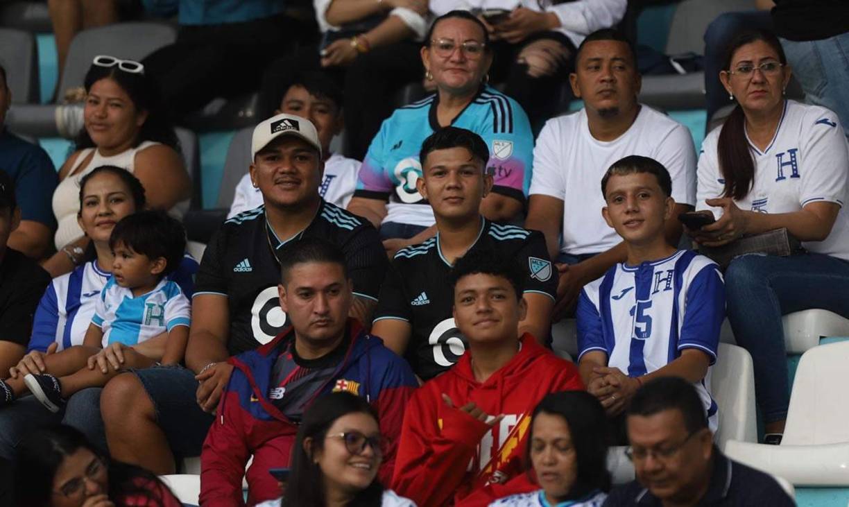 La familia de Kervin Arriaga asistió al estadio Nacional Chelato Uclés para apoyar al futbolista del Minnesota United.