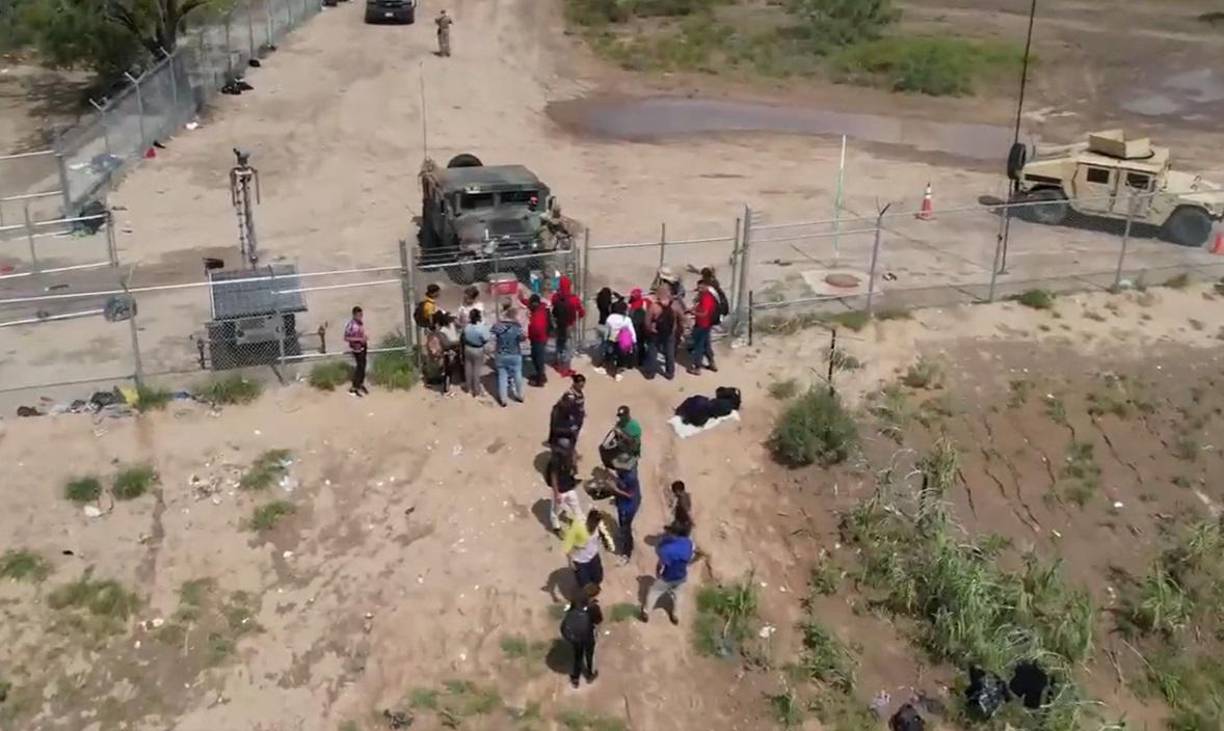 El grupo de indocumentados pedía a los soldados que se les permitiera la entrada y permanecieron frente a este portón durante varias horas.