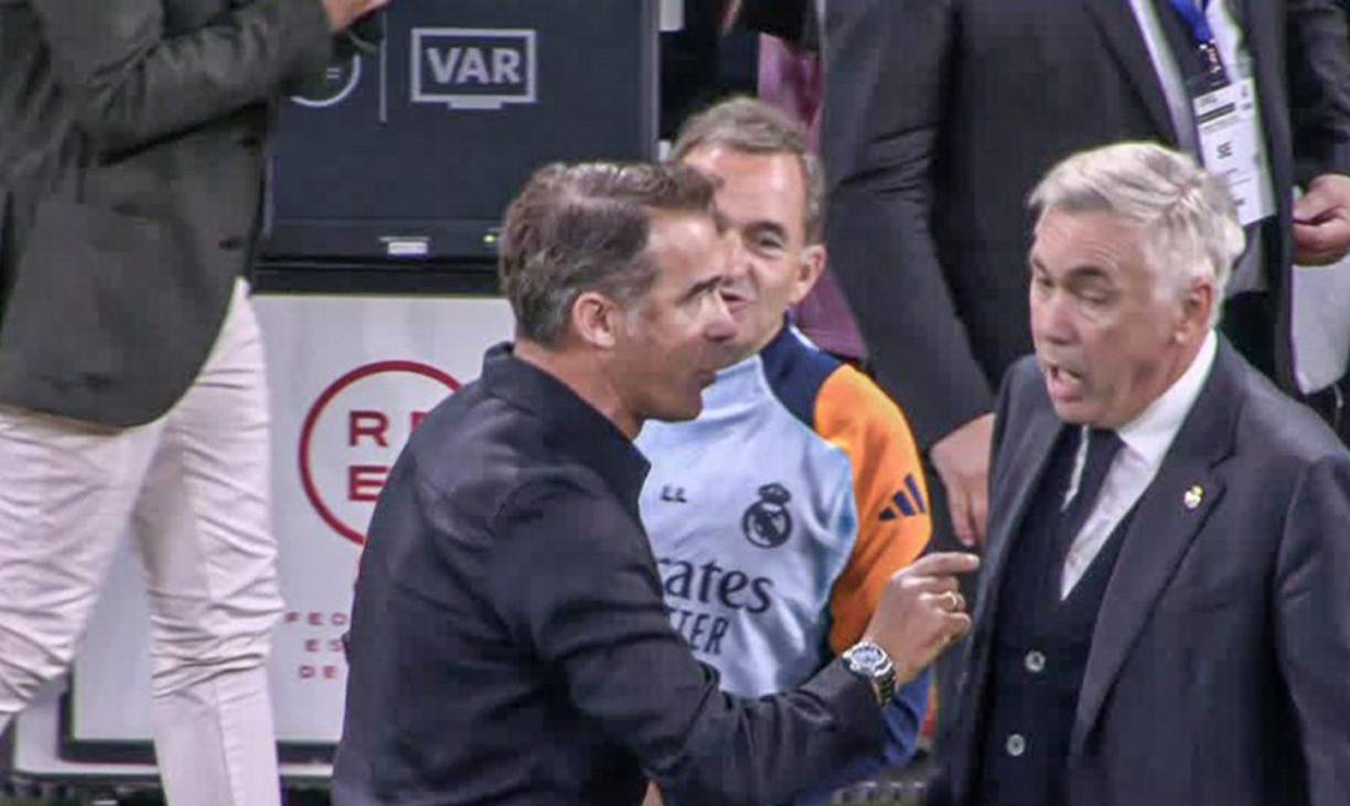 Tras el pitazo final se dio una pelea. Luis García Plaza, DT del Alavés, fue a discutir con Ancelotti. 
