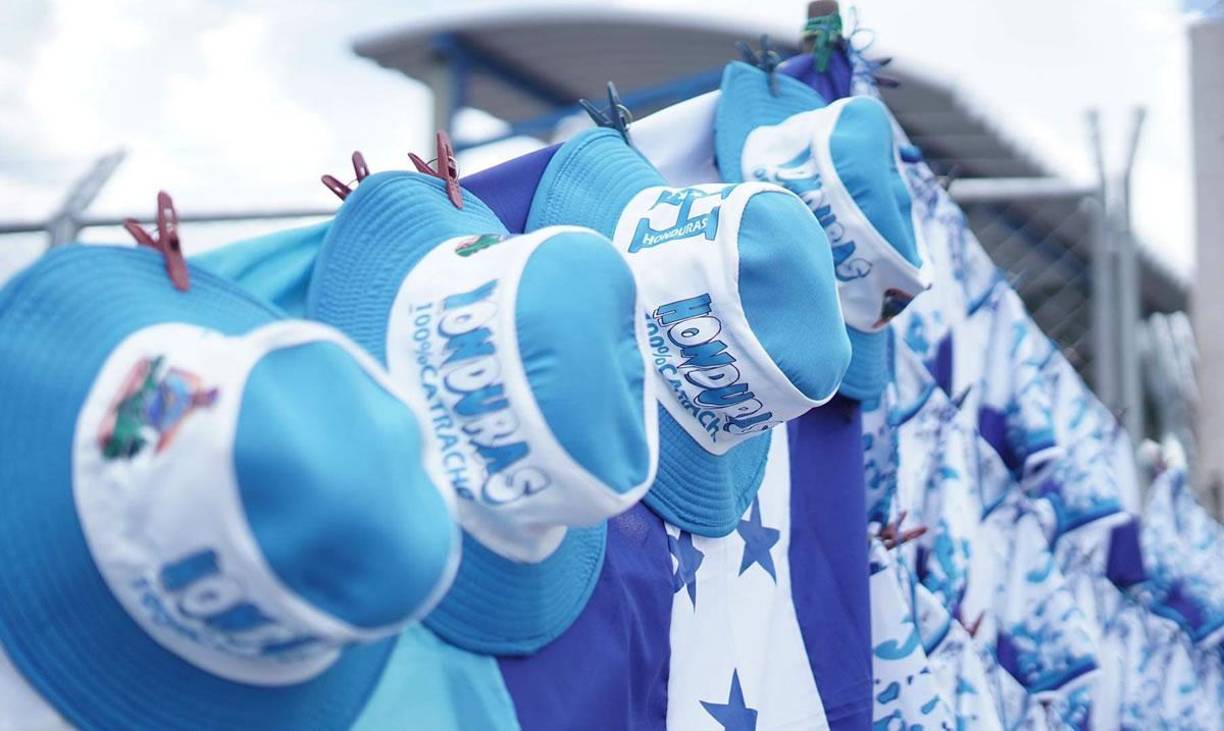 Las banderas, gorritos, camisetas y todo lo relacionado a la Bicolor Nacional forman parte de la fiesta en la previa del Honduras-Cuba, partido correspondiente a la jornada 4 de la Nations League.