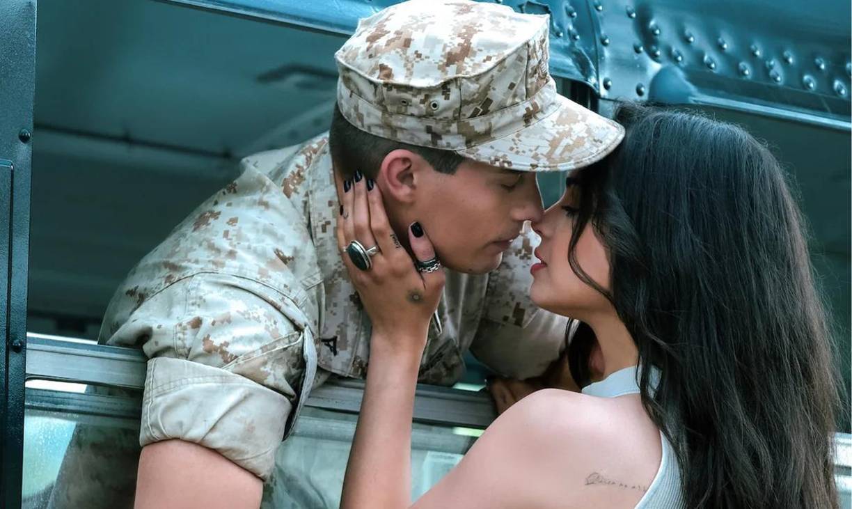 Otro de los atractivos del film es que Cassie y Luke de forma gradual se van conociendo y enamorando a distancia por medio de mensajes de voz, cartas y videollamadas, porque él debe partir a misión a Irak. Además, las escenas íntimas entre los personajes han sido muy comentadas por ser más románticas que explícitas.