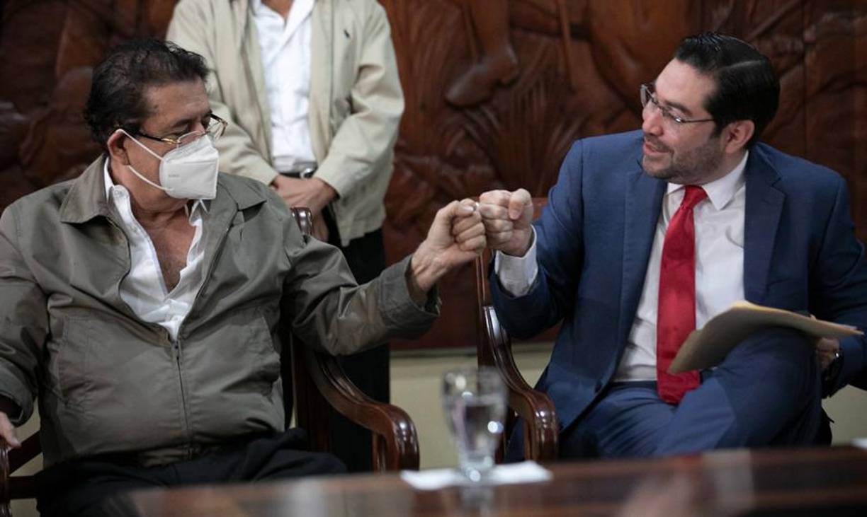 FOTOS: Manuel Zelaya recibe a Jorge Cálix como el hijo pródigo tras firmar acuerdo