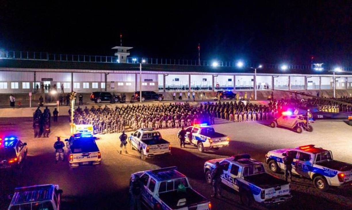 Las celdas son de concreto reforzado y tienen gruesos barrotes de acero. La prisión cuenta con pozos propios para extraer agua potable.