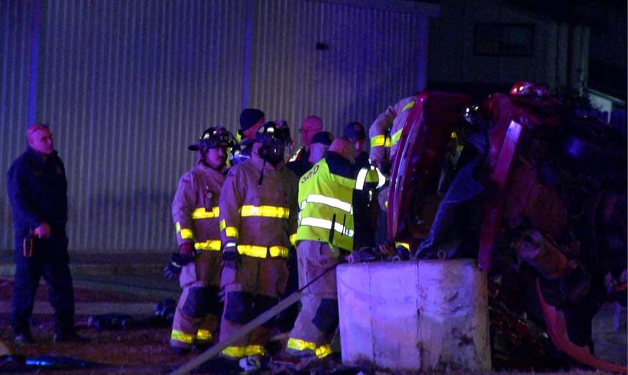 De acuerdo con autoridades, un Nissan Sentra, donde estaban las víctimas del choque mortal, viajaba hacia el sur en Thousand Oaks. El conductor de ese auto hizo un giro a la izquierda hacia Álamo Blanco y no cedió el derecho de paso a un conductor de un Jeep, según el informe policiaco.