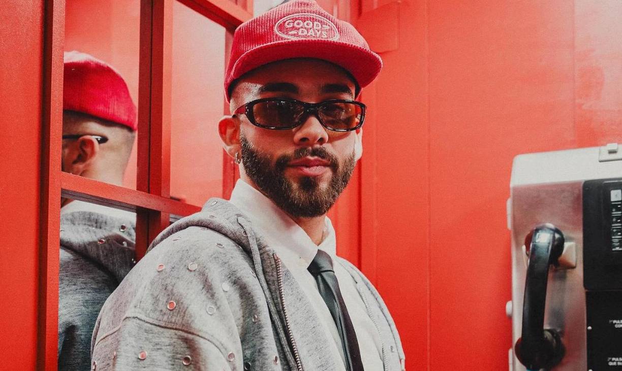 Este nuevo proyecto, publicado bajo el sello La Industria INC., a través de Sony Records, incluye 12 canciones que llevan a los oyentes por una travesía sonora cargada de ritmos urbanos, influencias tropicales latinas y sonidos innovadores.