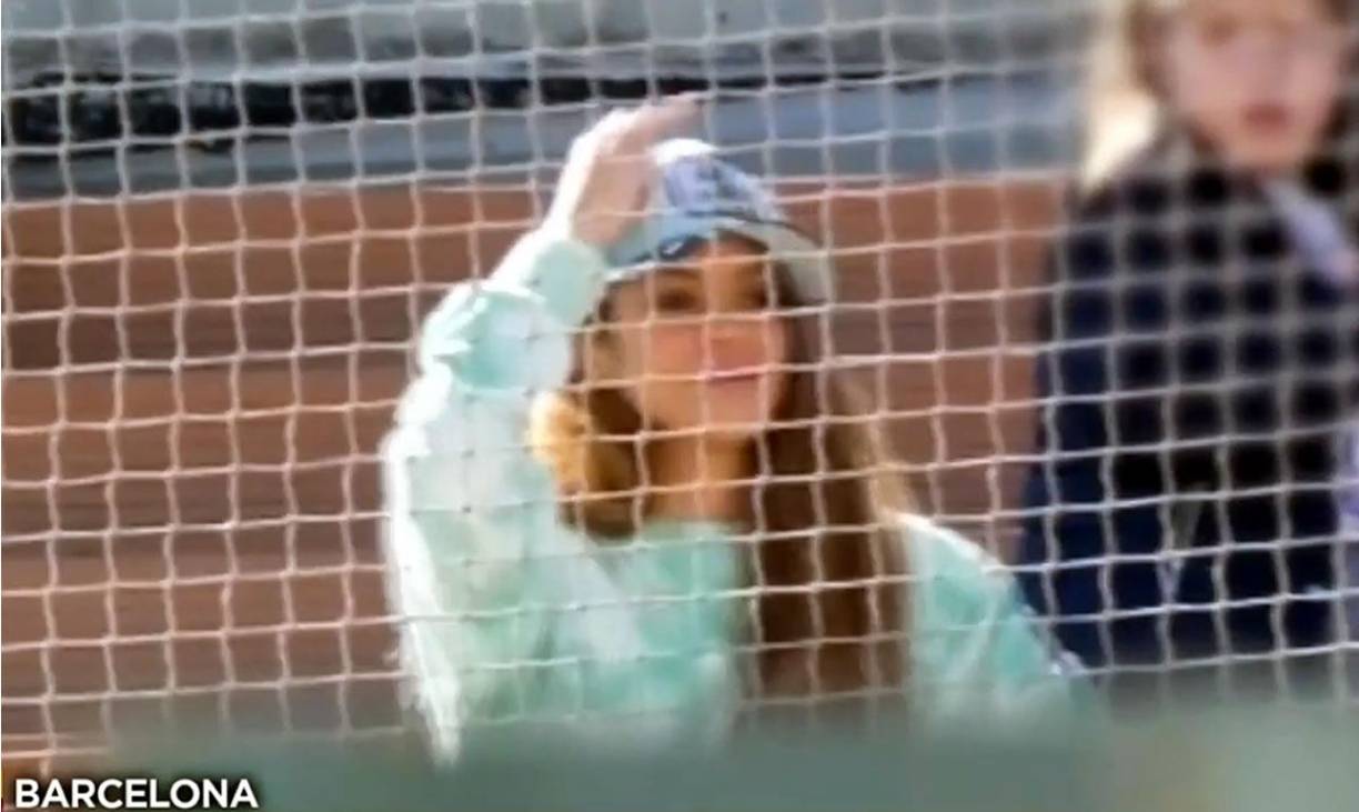 En un momento, Shakira levantó su mano derecha y sacó su dedo medio, mirando a la granda donde estaba Gerard Piqué, un gesto obsceno dedicado a su exmadrido, según el programa de farándula.
