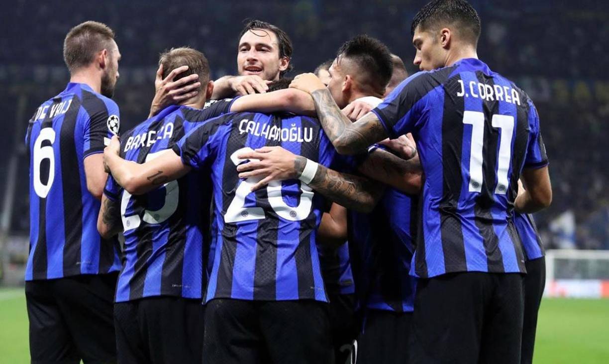 Jugadores del Inter de Milán festejando el golazo del turco Hakan Çalhanoglu contra el Barcelona.