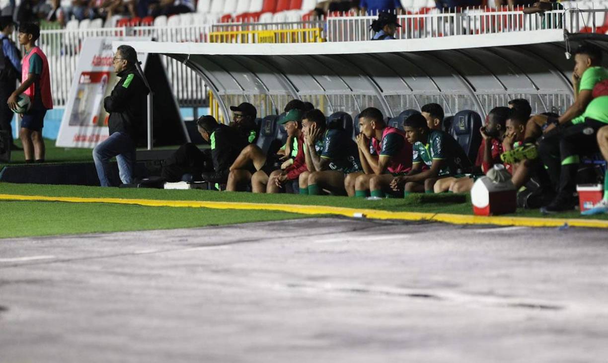 El sufrimiento de los jugadores suplentes del Marathón durante la paliza que les metió el Olimpia.