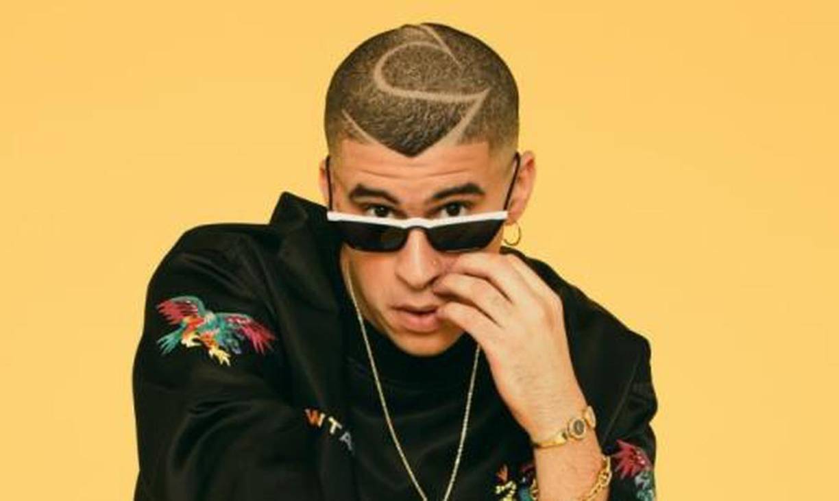 A inicios de su carrera Bad Bunny exploro varios looks antes de descubrir su estilo. Llegó a usar el cabello casi rapado para luego experimentar con todo tipo de figuras como esta de rompe olas.