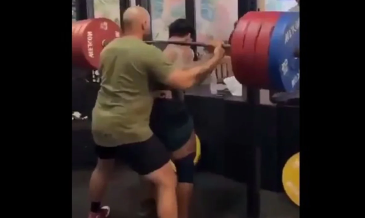 Las imágenes se han viralizado y se puede observar el escalofriante momento en que sucede el accidente que le terminó costando la vida al joven fisicoculturista.