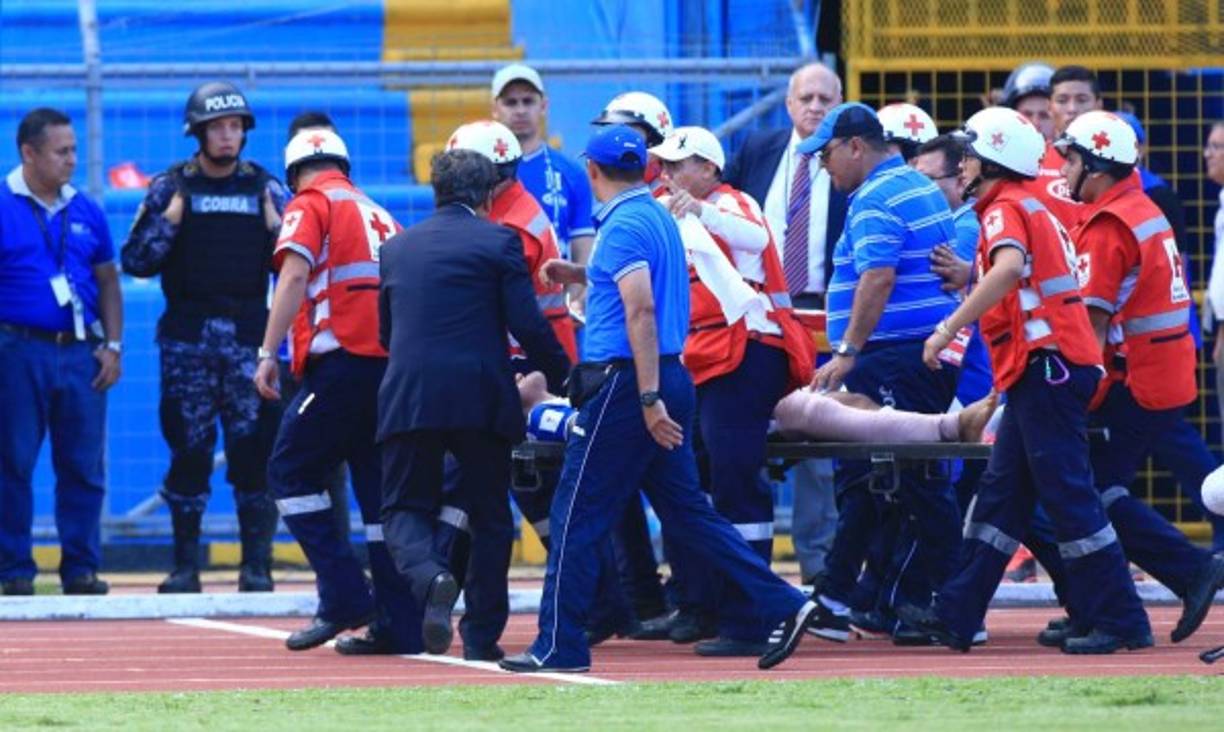 Pinto corrió a ver a Luis Garrido tras sufrir la grave lesión que lo mantendrá un año fuera de las canchas.