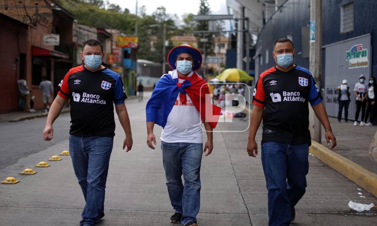 Los aficionados del Olimpia se han acercado al estadio Nacional desde muy temprano.