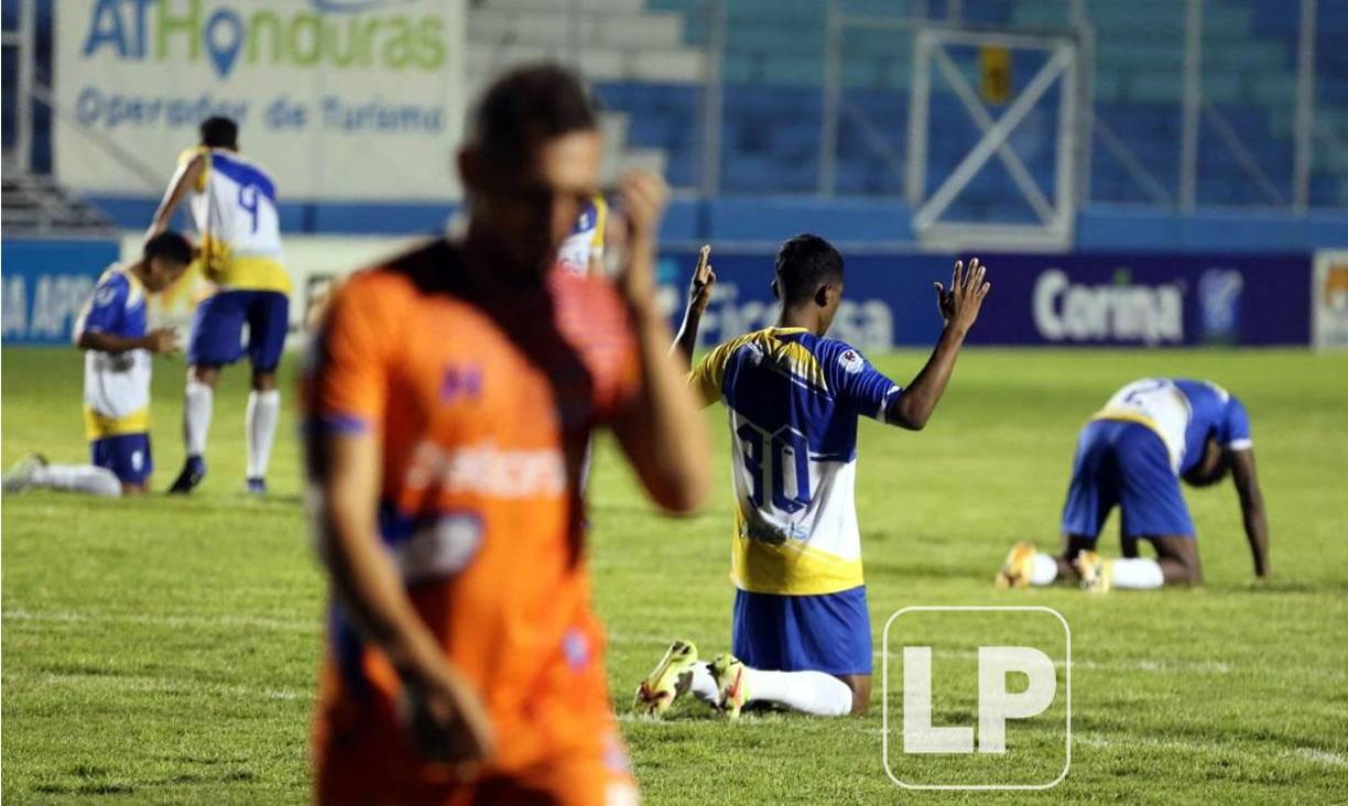 La celebración de los jugadores del Honduras Progreso tras ganar a la UPN y sumar su primer triunfo del campeonato.