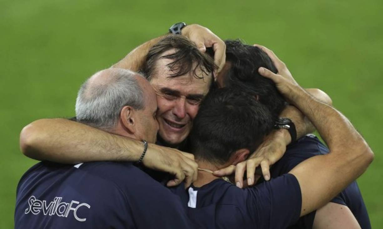 La emoción entre lágrimas de Julen Lopetegui con su cuerpo técnico tras el pitazo final.