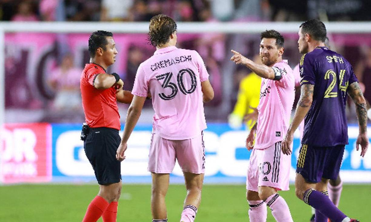 Lionel Messi se enfadó en agosto del 2023 con Iván Barton luego que le sacó una tarjeta amarilla. 