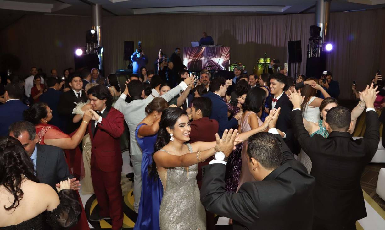 La alegría imperó en la fiesta, donde bailaron toda la noche sin cesar.