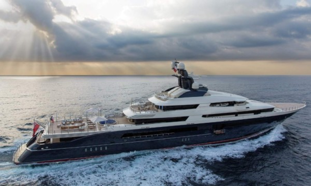 El lujoso mega yate Equanimity ha sido vendido este día por el gobierno de Malasia. La nave tenía un costo inicial de unos 250 millones de dólares. El navío cuenta con una plataforma para helicópteros y un deslumbrante interior. Aquí te dejamos algunas de las mejores fotos.