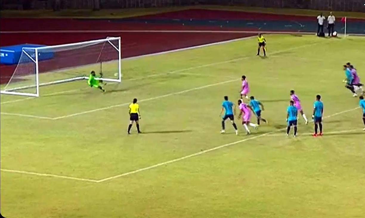 Antes del descanso, Bermudas descontó de penal que cometió Luis Vega y marcó Zeiko Lewis.