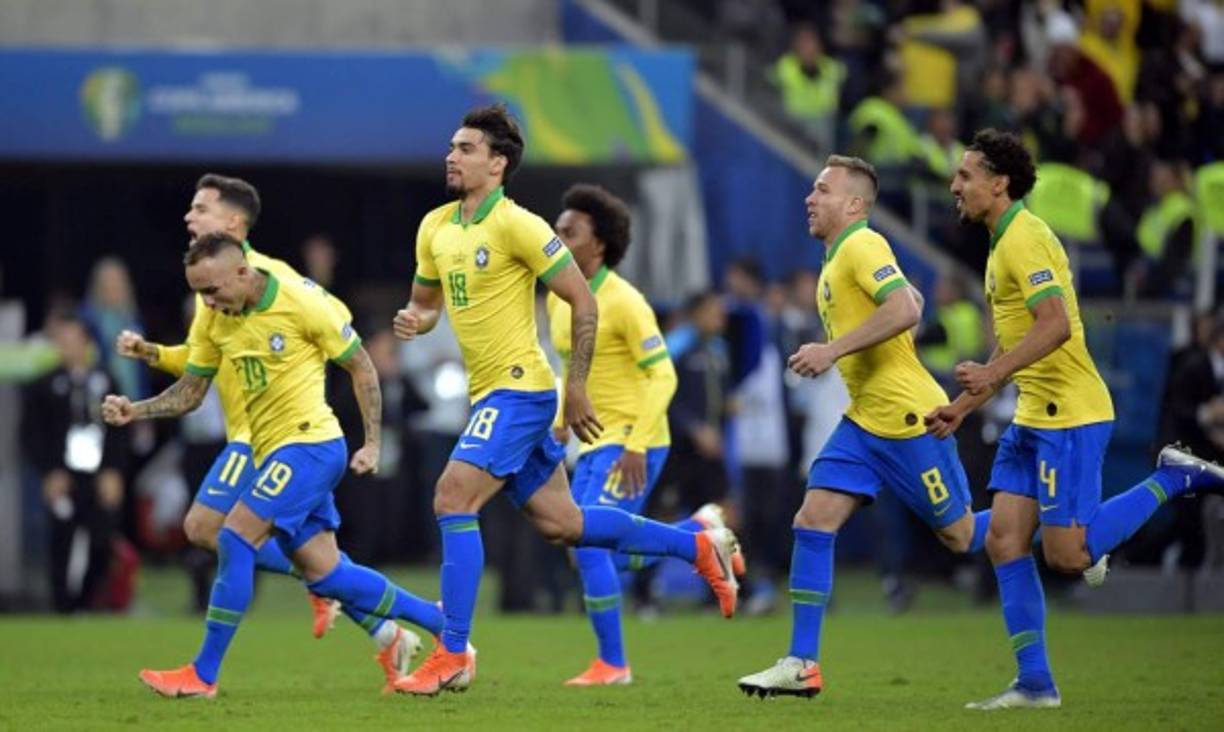 Los jugadores brasileños corren desde el centro del campo luego del penal decisivo que marcó Gabriel Jesús.
