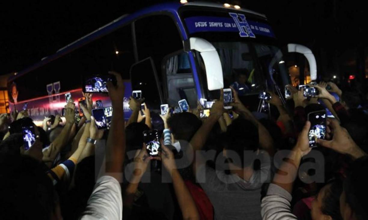 Muchos aficionados esperaban a la selección catracha en Choloma.
