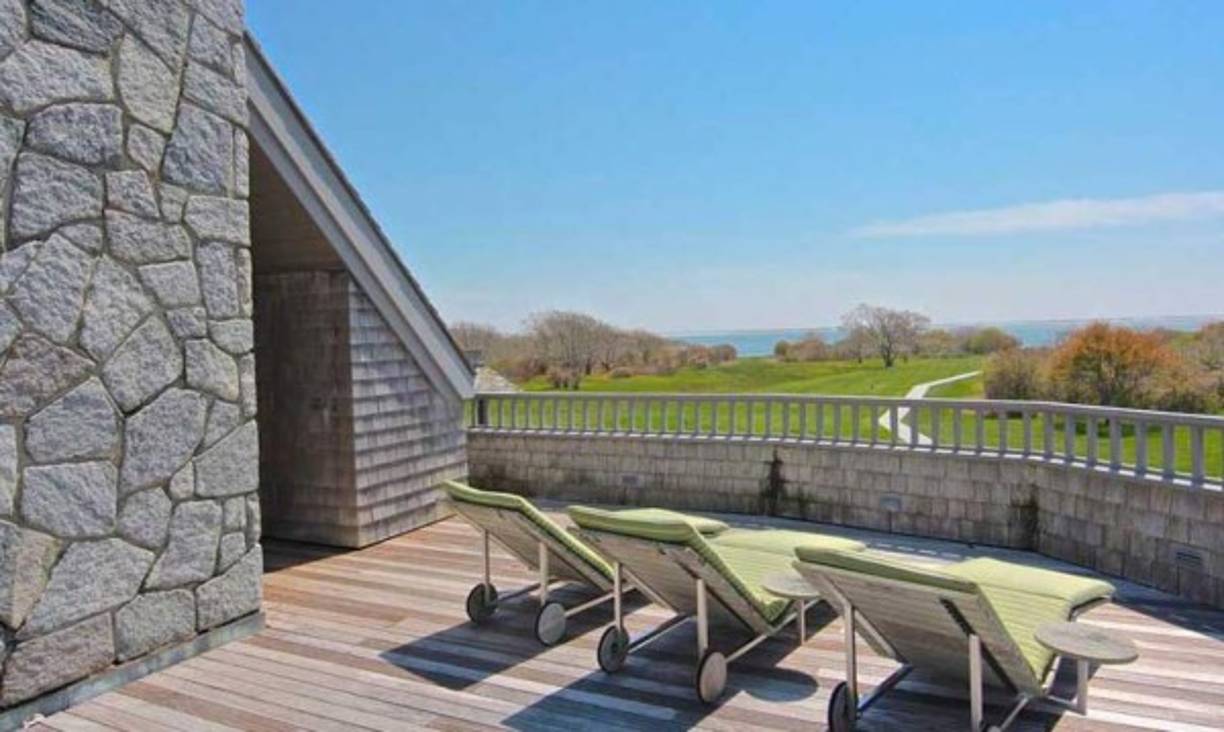 La mansión posee una piscina en la terraza que cuenta también con una chimenea.