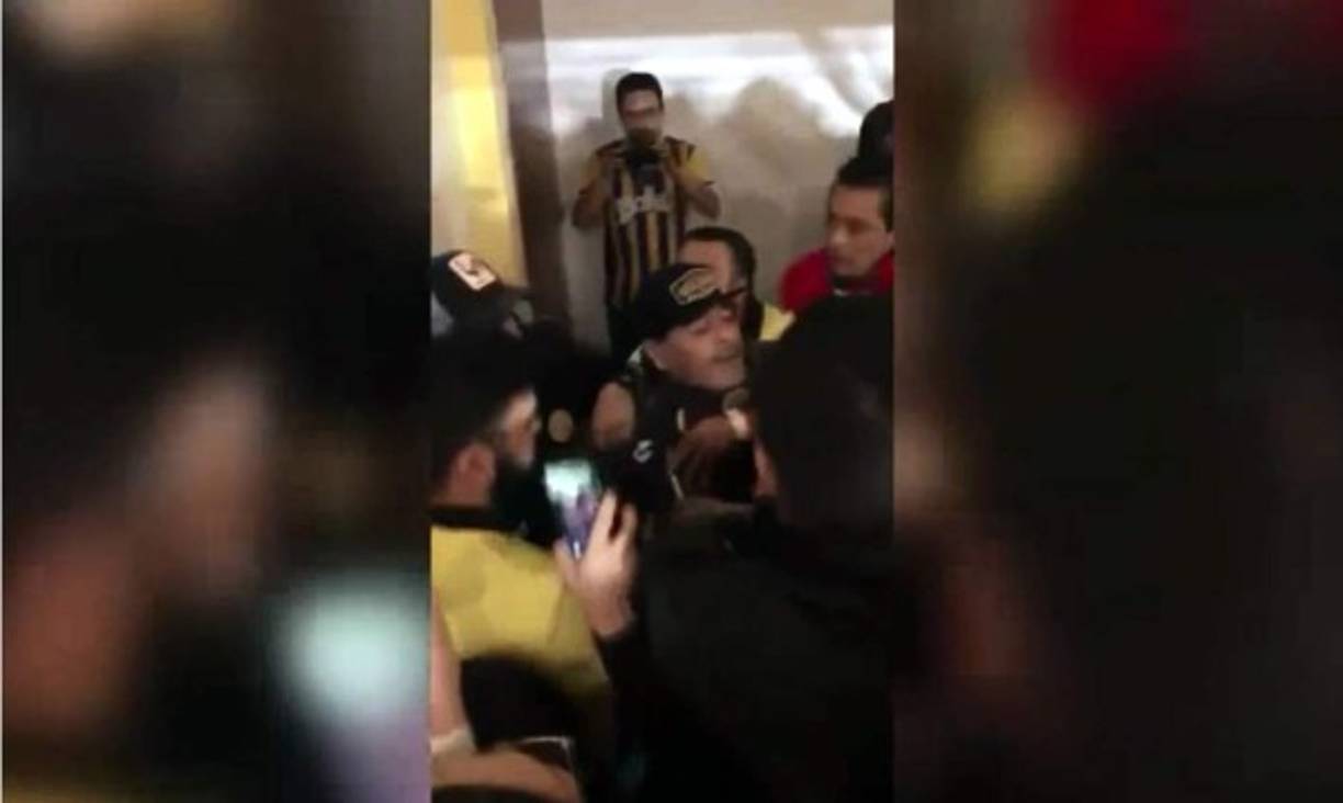 Después del encuentro, el nerviosismo y la provocación se desembocaron en una pelea de Maradona con aficionados de San Luis.