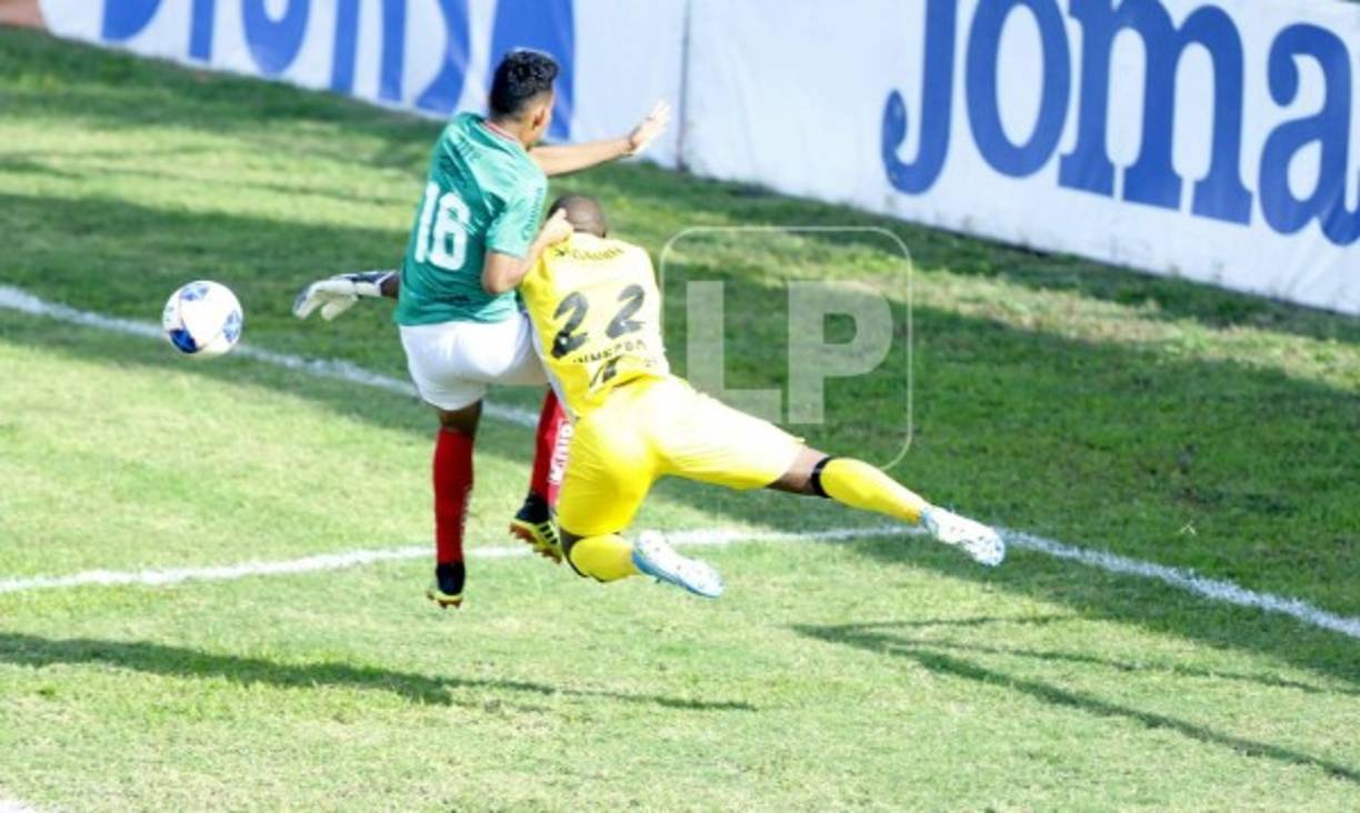 En el rebote, Allan Banegas le cometió falta a 'Buba' López.