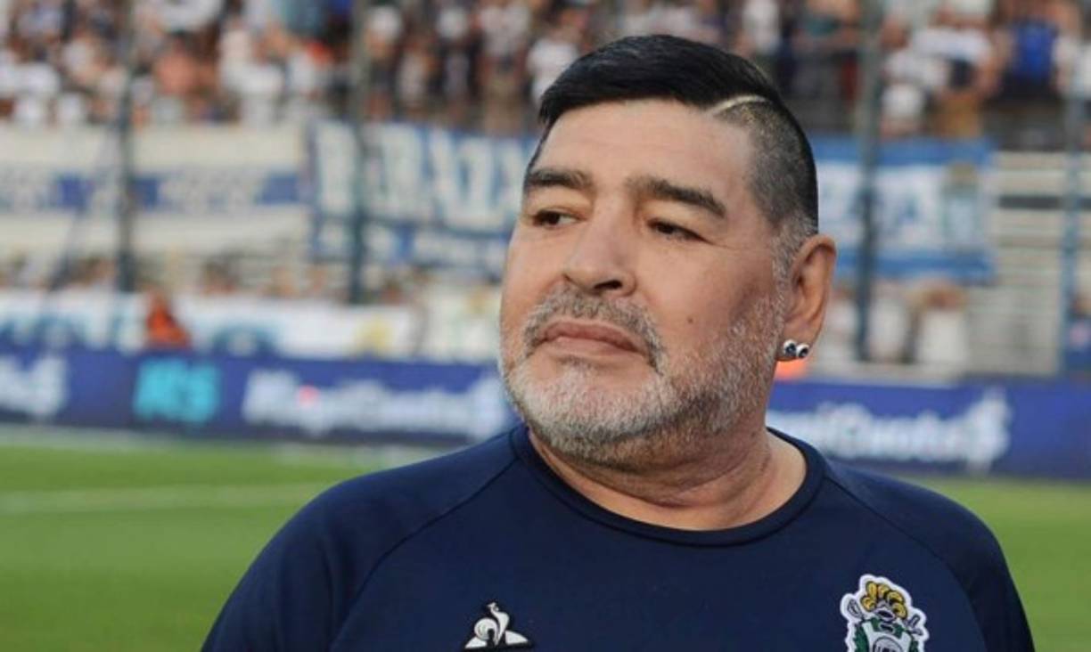 Insomnio y problemas con el alcohol: En julio de este año uno de sus médicos, Leopoldo Luque, contó que Maradona sufre de insomnio y que a veces 'pasa días sin dormir'. 'Tenía las patologías del insomnio: no puede dormir por la noche y de día tiene sueño. Eso te cambia el humor y dificulta el habla, algo por lo que tanto se lo criticó. Estamos modificando sus ansiolíticos. No es algo que esté solucionado', dijo Luque.<br/><br/>El médico también afirmó que 'Pelusa' está completamente 'limpio de cocaína', pero que 'por momentos tiene excesos con el alcohol'. Además, reveló que toma 'algunos ansiolíticos recetados desde hace bastante tiempo'.<br/><br/>'Son tratamientos que nosotros continuamos porque algunos medicamentos no se pueden sacar así nomás. El cuerpo desarrolla tolerancia y retirarlos de forma drástica puede ocasionar problemas', señaló.<br/><br/>