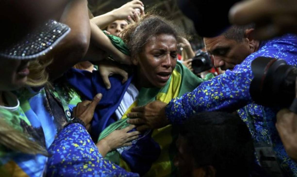 La brasileña Rafaela Silva celebró su oro en la final de judo de una manera emotiva.