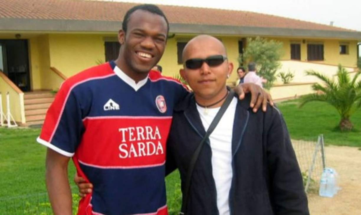 Manrique Amador vivió algún tiempo en Italia y era amigo de David Suazo. Aquí posan juntos en isla de Cerdeña.