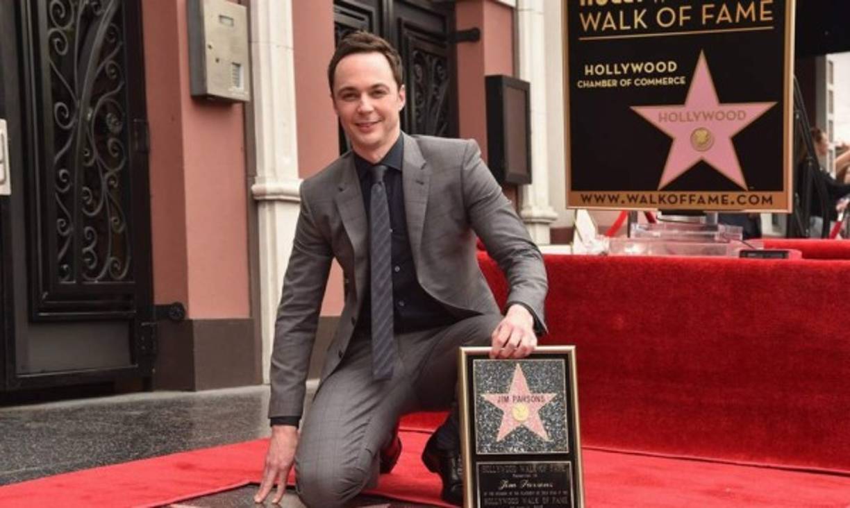 Conocido por su personaje de Sheldon Cooper en la serie The Big Bang Theory, Jim Parsons es otro de los íconos de la comunidad LGTB en Hollywood. En pareja desde hace 14 años con Todd Spiewak, la pareja contrajo matrimonio el pasado 16 de mayo en Nueva York.