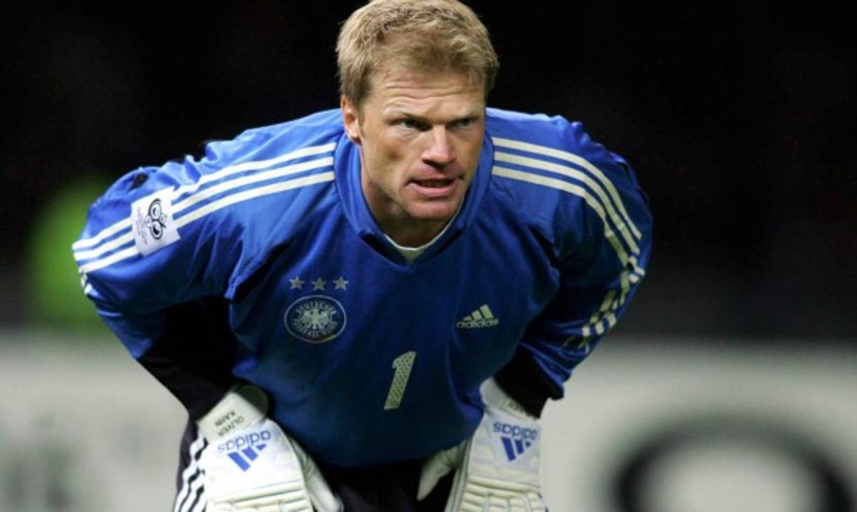 Oliver Kahn es uno de los jugadores alemanes más exitosos de la historia. Estuvo a punto de lograr un título grande con su selección en el Mundial 2002, donde Alemania perdió la final con Brasil. Fue campeón ocho veces de la Bundesliga, seis de la Copa Alemana e incluso levantó la Champions League, pero se retiró sin poder obtener un trofeo significativo con su Selección.