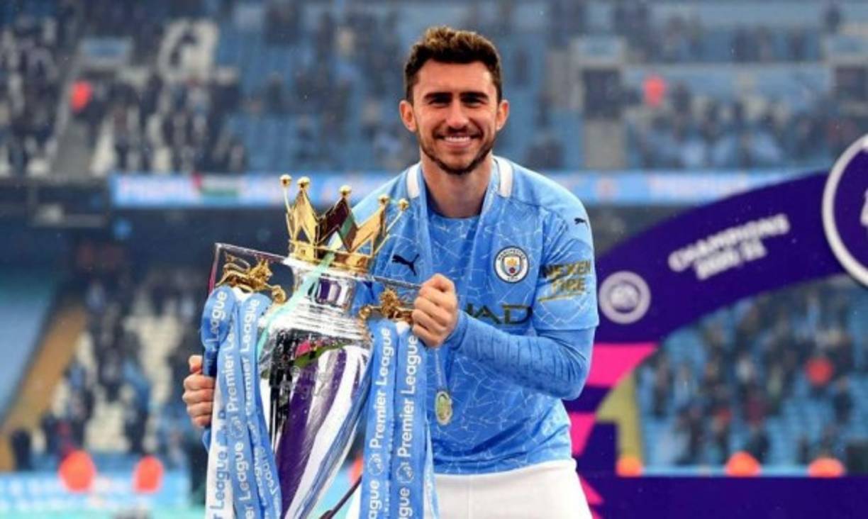 Aymeric Laporte ha dejado claro al Manchester City que quiere jugar en la Liga Española este verano, con el FC Barcelona y el Real Madrid mostrando su interés. El defensa hispano-francés ha dicho a sus representantes que le gustaría dejar el Etihad Stadium después de haber perdido su puesto en el equipo citizen ante Ruben Dias y John Stones. En Inglaterra informan que España es el único destino al que le interesa partir el jugador.<br/><br/>Tanto el Barcelona como el Real Madrid han pedido al City, campeón de Inglaterra, que les mantenga informado de la situación del futbolista, ya que ambos clubes están sondeando el mercado en busca de un nuevo defensa. Laporte encabeza la lista de opciones de ambos equipos en esa demarcación, aunque ninguno de los dos está sobrado de dinero. Foto - AFP