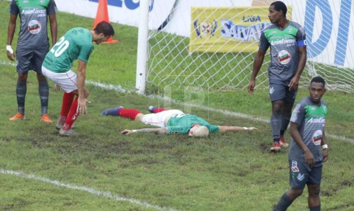 Ryduan Palermo tras marcar su primer gol se quedó por unos minutos en el césped y posteriormente fue felicitado por su compatriota Bruno Volpi.