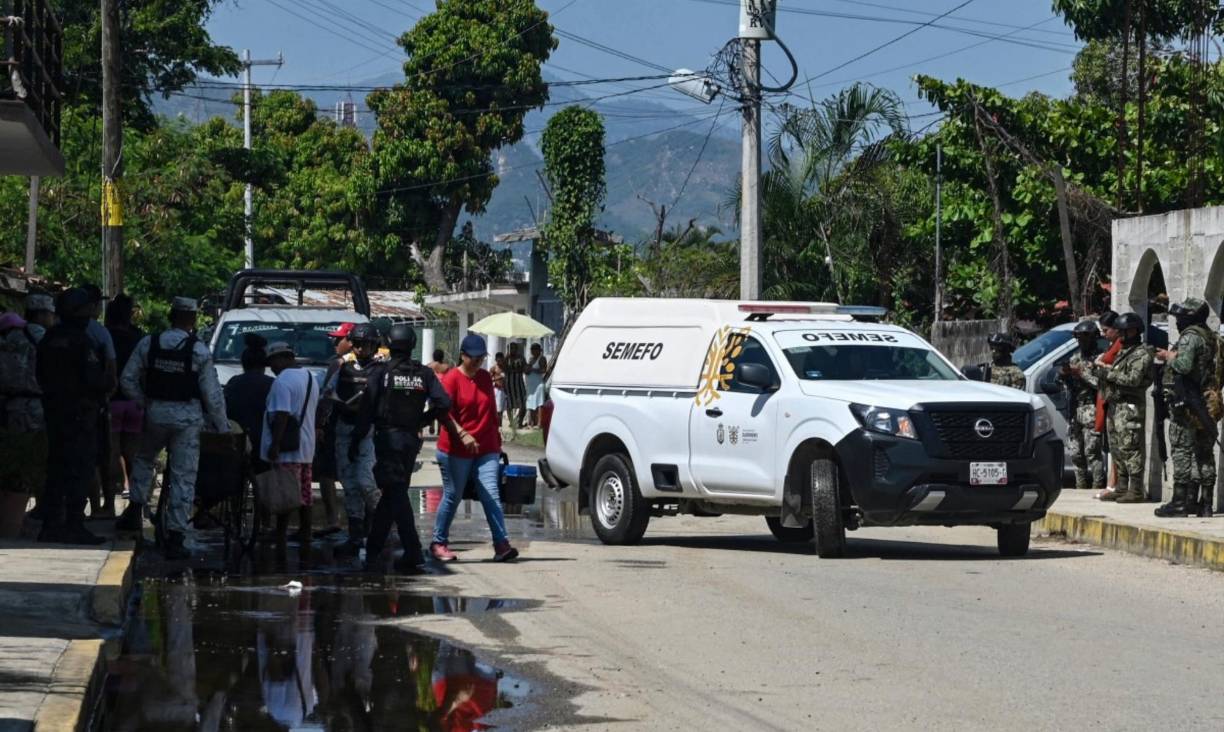 La Fiscalía estatal informó que personal forense está trabajando en la identificación de los cadáveres encontrados, una tarea complicada debido a que los cuerpos han sido desmembrados. Según una fuente de la institución, la condición en que se hallaron los restos dificulta el proceso de identificación.