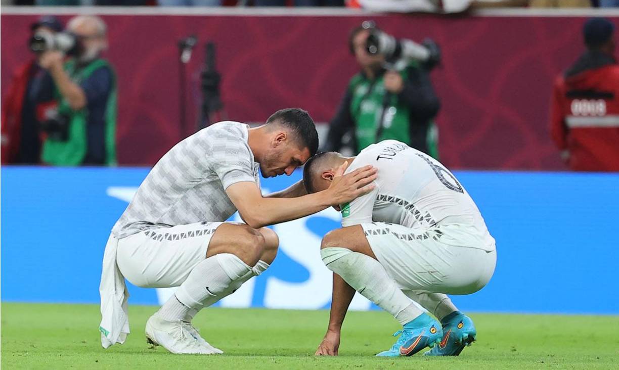 La imagen de la tristeza de los jugadores de Nueva Zelanda tras quedar fuera del Mundial de Qatar 2022.