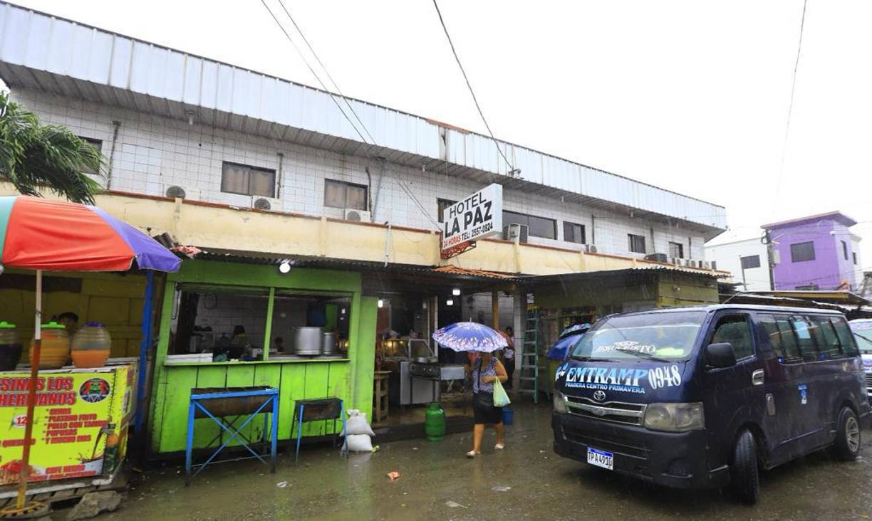 Lo mismo ocurre con el hotel La Paz, que ahora se ha convertido de referencia para el punto de buses de rutas como la 2, la 7, la 1, entre otras. Está situado en barrio Concepción.