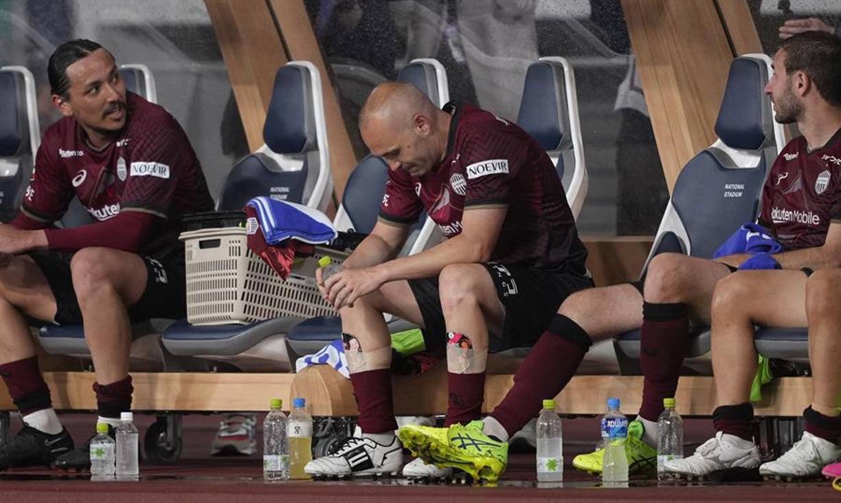 La emoción invadió a Iniesta en el banquillo y no pudo contener las lágrimas.