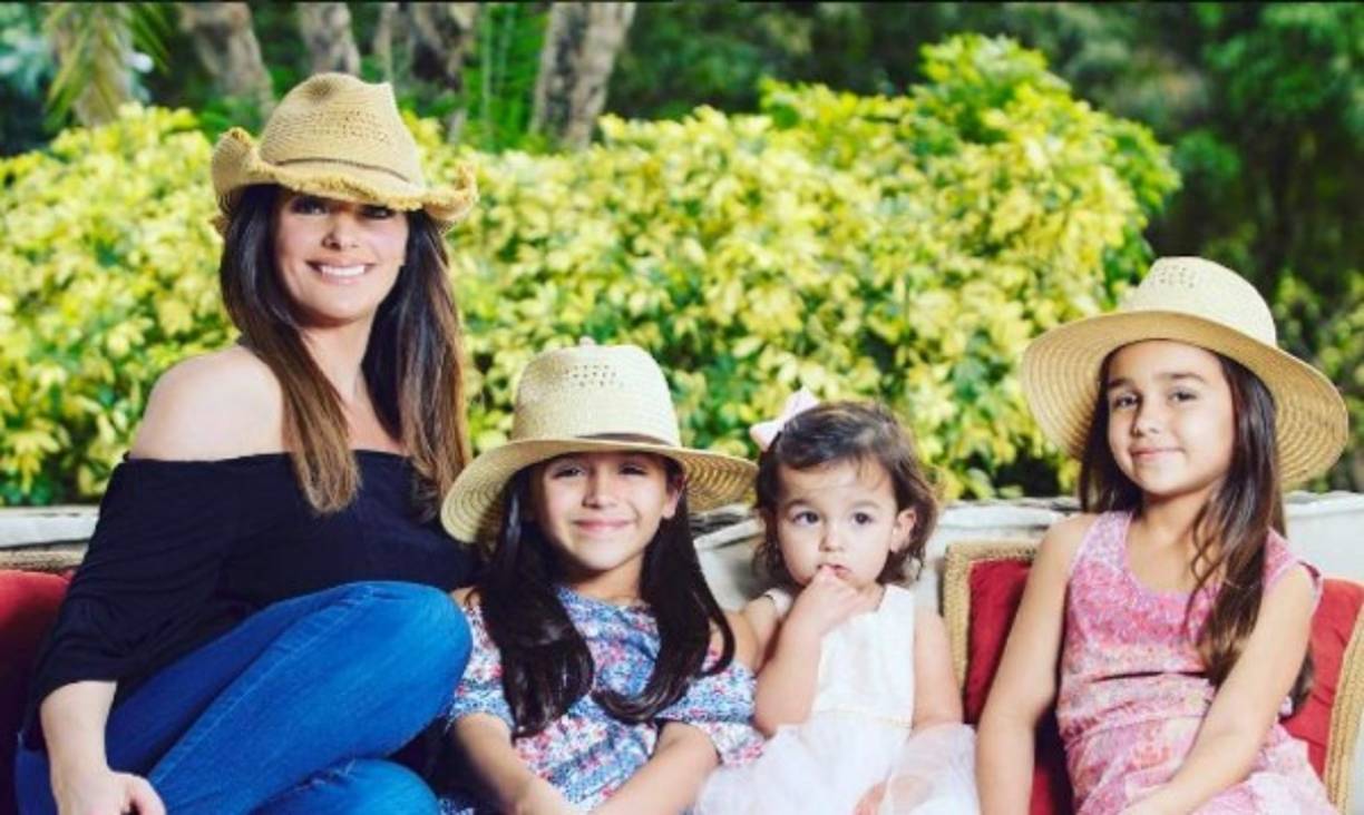 Bárbara Bermudo da un adelanto de su nuevo proyecto profesional: 'Nuestros hijos no siempre prestarán atención a nuestras indicaciones, consejos y admoniciones. Pero no dudes: te estarán observando para imitarte. Asegúrate de ser un buen modelo. (Para muestra un botón 👒👒👒 😂) Ellas son mis cómplices y mis 'socias' con las que emprenderé un nuevo vuelo del cual pronto conocerán. Gracias por querer tanto a mi familia y por siempre estar pendientes, es algo que JAMÁS olvidaremos. @las_hermanas_moreno #YOSOYMAS @targetstyle #artclass'