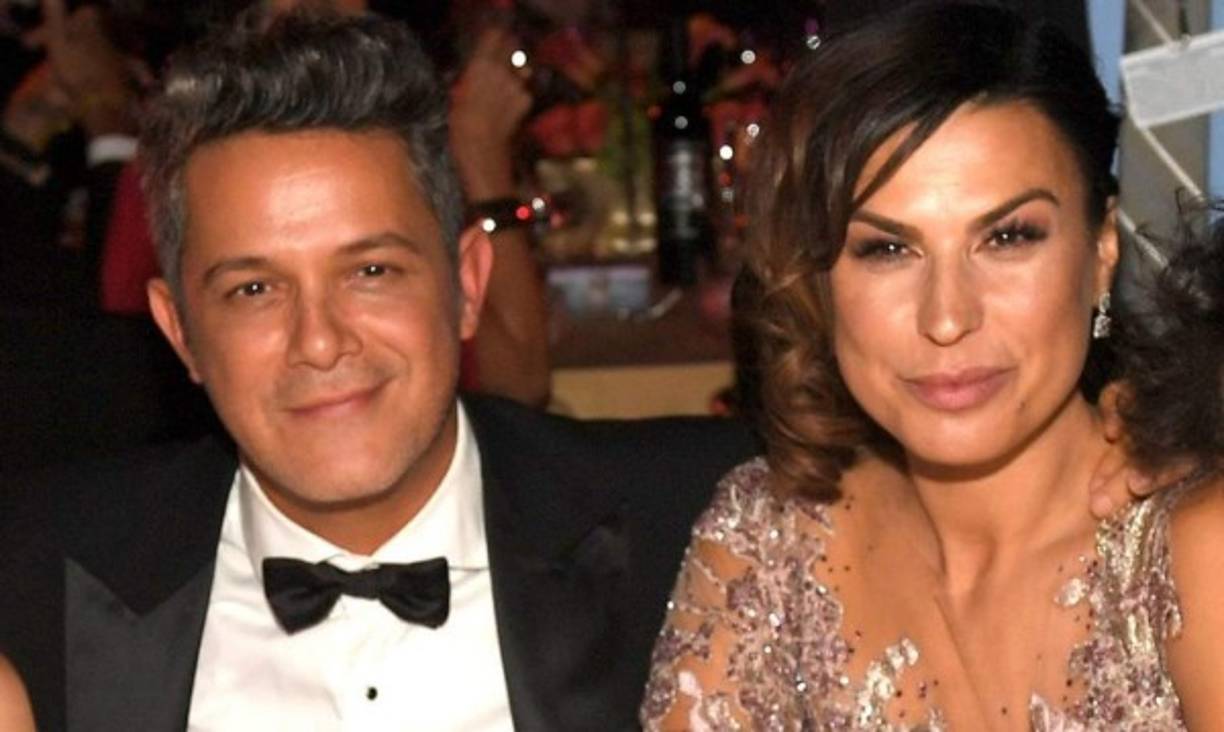 Alejandro Sanz y Raquel Perera<br/><br/>En julio el cantante español sorprendió al anunciar en un comunicado conjunto que había decidido tomar caminos separados con la madre de sus dos hijos menores. Sanz y Perera se habían casado en 2012 después de varios años de relación y el nacimiento de su primer hijo. Desde el inicio se especuló sobre otra mujer en la vida de Sanz, quien ya se ha labrado una reputación de casanova. <a href='https://www.laprensa.hn/fotogalerias/farandula/1301517-411/alejandro-sanz-otras-mujeres-novias-esposas-aventuras' style='color:red;text-decoration:underline' target='_blank'>Las mujeres de Alejandro Sanz</a>