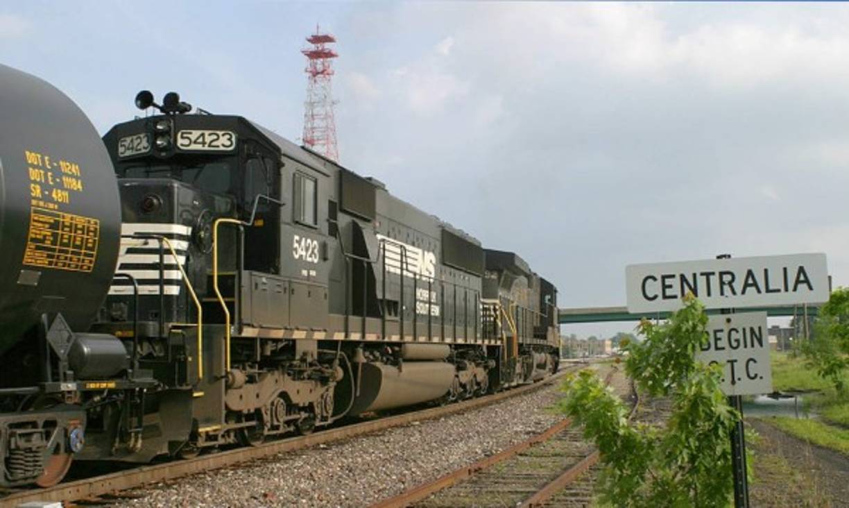 Centralia se encuentra en Pensilvania, Estados Unidos. Era un pueblo minero, siendo su principal extracción el carbón.<br/>En mayo de 1962 una antigua mina fue cerrada para utilizarse como vertedero.Sin embargo, las autoridades correspondientes no sellaron el suelo de la mina con alguna sustancia ignífuga y prendieron fuego a la basura.