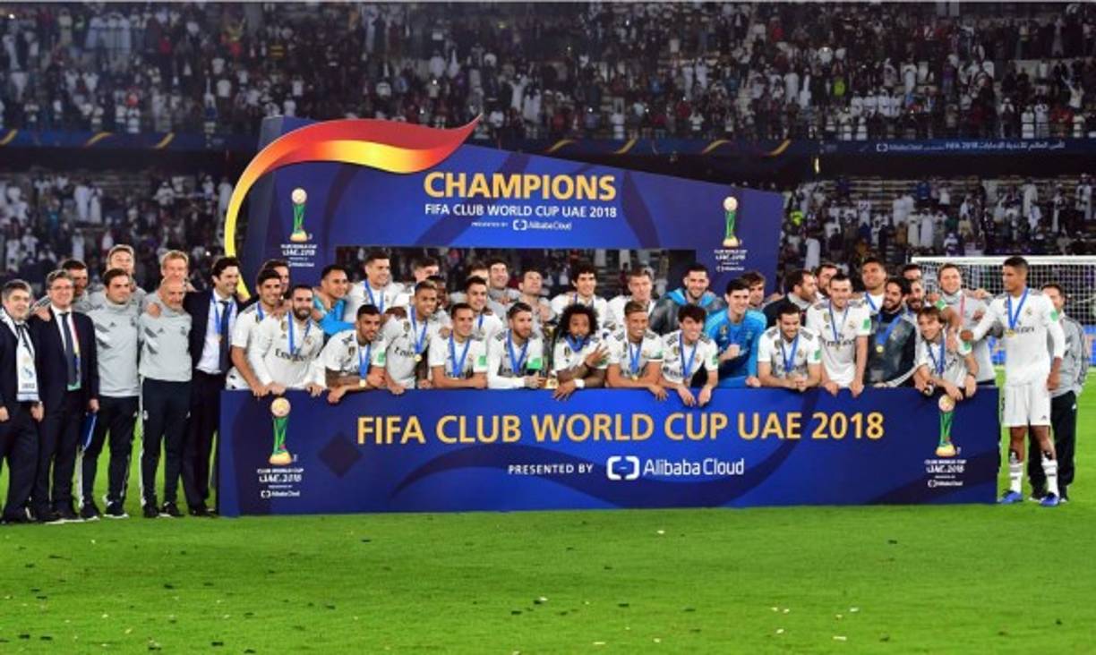 Los jugadores y cuerpo técnico del Real Madrid posando con el trofeo de campeones del Mundial de Clubes.
