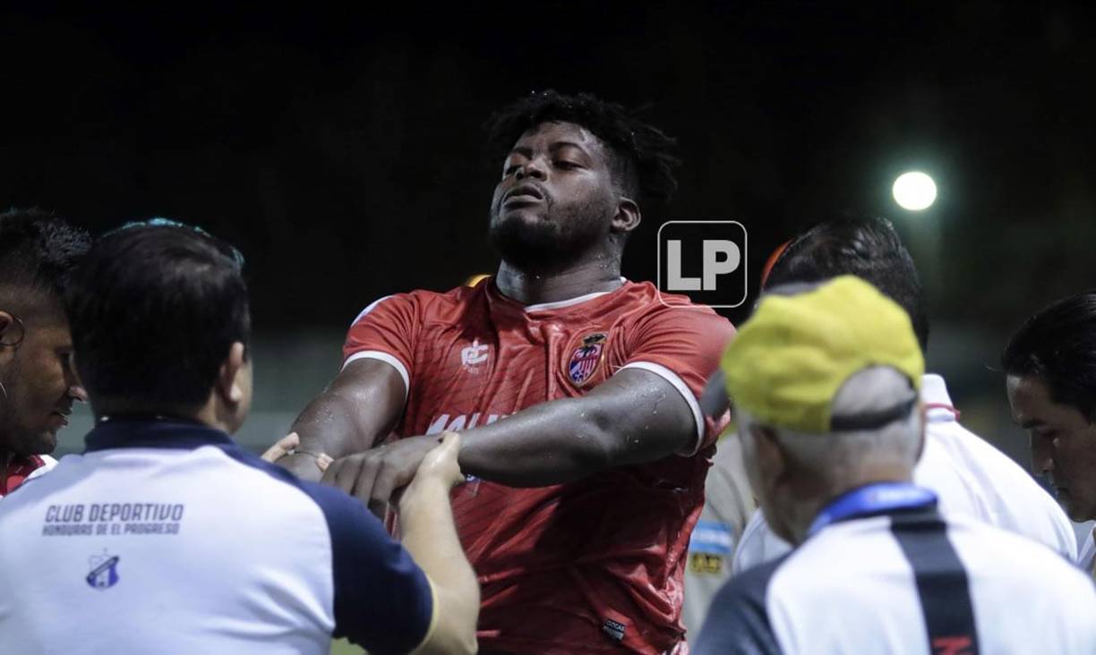 Darwin Diego dio el susto en El Progreso. El jugador de la Real Sociedad se desvaneció en pleno campo tras un encontronazo.
