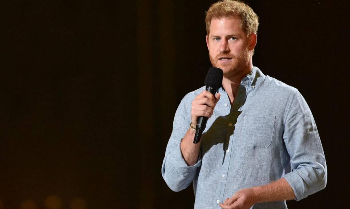 Otros detalles sórdidos incluyen cómo perdió la virginidad con una “dama mayor” que lo trató como “un semental” detrás de un pub a los 17 años de edad.