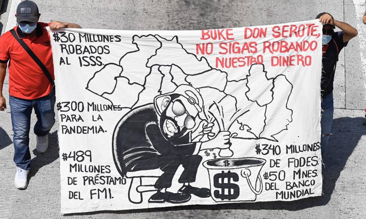“En solo 12 segundos censuran la libertad de expresión de un adulto mayor, empujan a una persona con movilidad asistida (bastón) y tratan de censurar a un medio de comunicación. Sin tomar en cuenta que tratan al señor como si fuera esclavo. Esta es nuestra oposición”, dijo Bukele en Twitter, tras compartir un vídeo que describía la situación.
