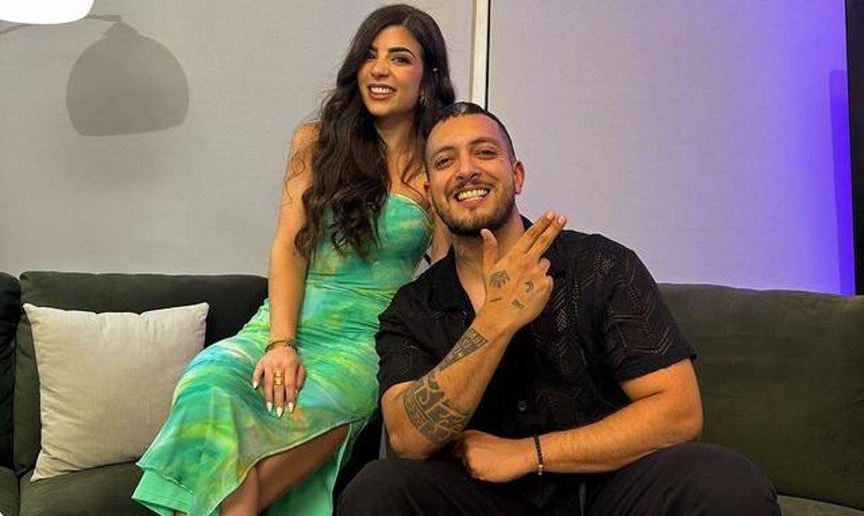 José Carlos Troches, conocido como “Fancony” conoció a Adriana en redes sociales y a inicios del mes de febrero ella fue invitada a “Los Hijos de Morazán”, desde entonces sus seguidores notaron que el hondureño quedó flechado con la hermosa salvadoreña con quien en mayo viajó a Roatán por cosas de trabajo y volvieron a reencontrarse. 