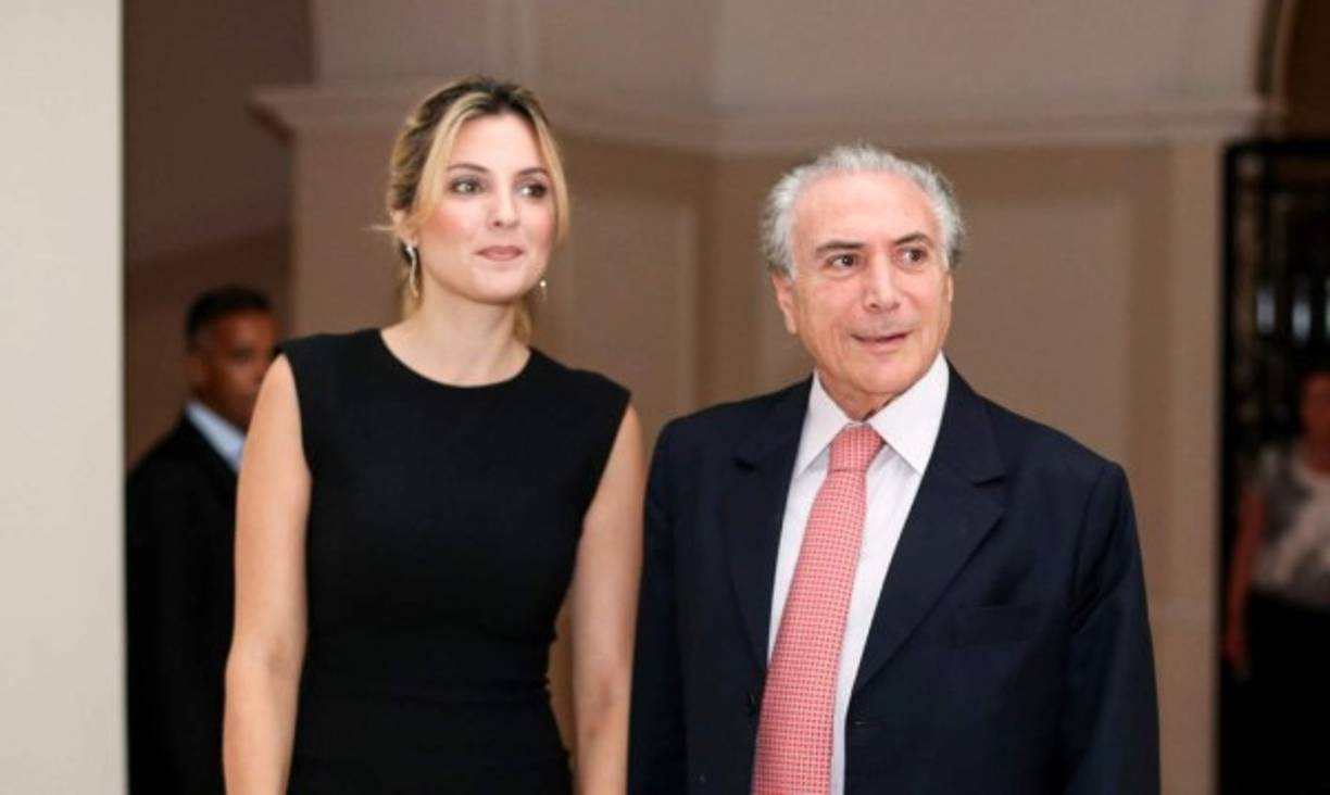 El presidente brasileño, Michel Temer, participó en su primera cumbre como mandatario oficial del gigante sudamericano. Tras la destitución de Rousseff los ojos de Brasil se han posado sobre su joven esposa, y primera dama de ese país.