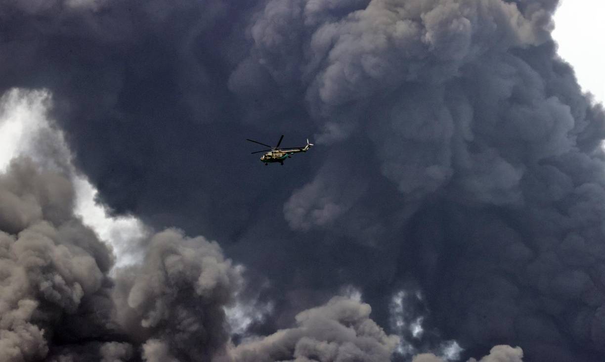 “El tercer tanque también colapsó, luego de que del segundo se vertiera el combustible y comprometiera aún más la situación en horas de la madrugada”, dijo Mario Sabines a la televisión estatal.